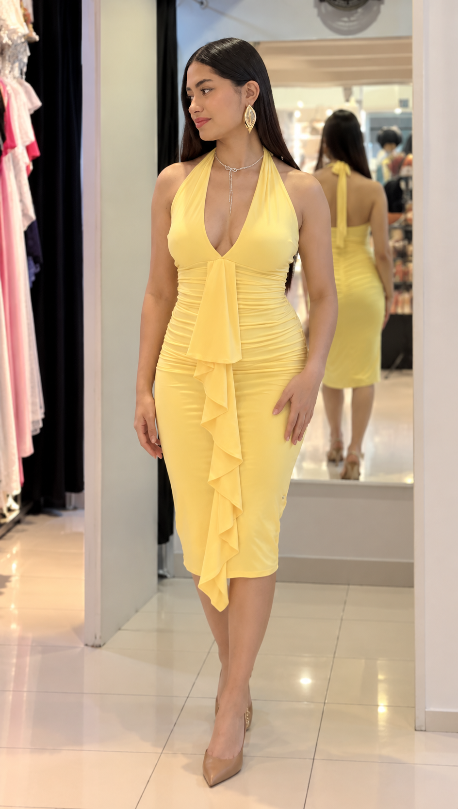 Vestido Midi Amarillo Serena – Escote Halter y Drapeado.